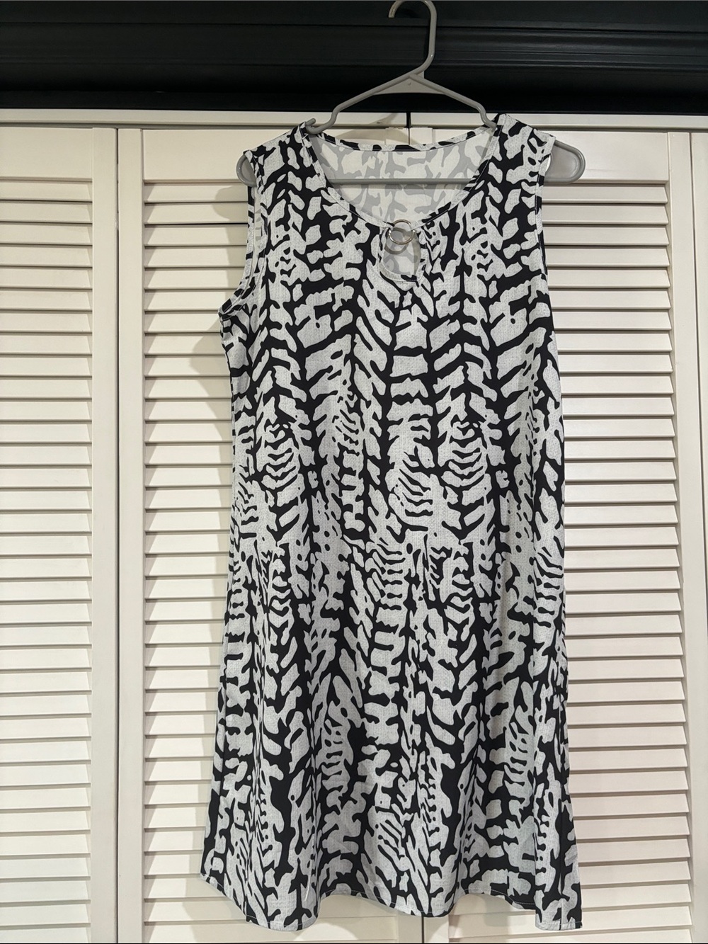 Sleeveless Black & White Patterned Shift Dress
